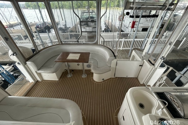 2000 Cruisers Yachts 44