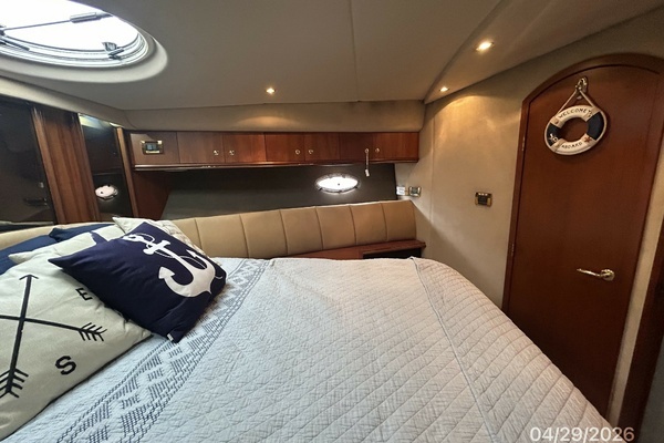 2000 Cruisers Yachts 44