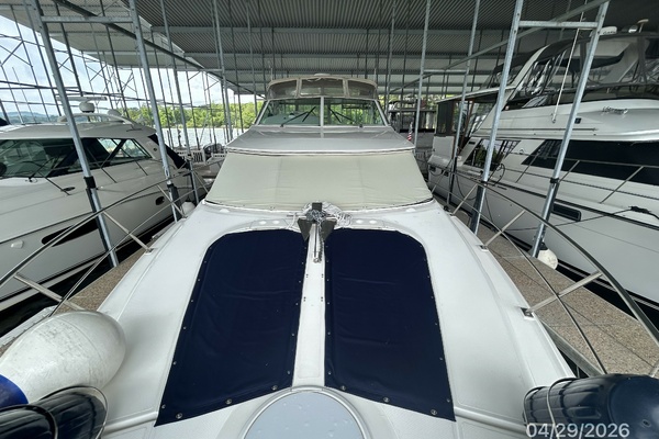 44' Cruisers foredeck aft