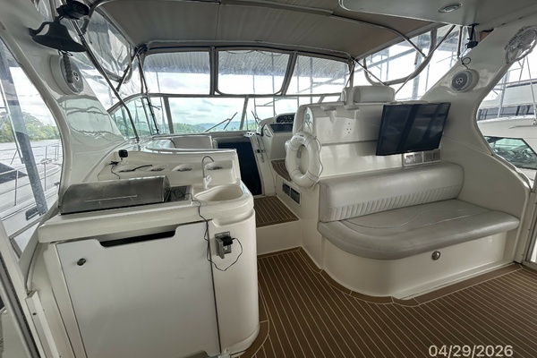 44' Cruisers sundeck forward
