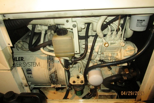 2000 Cruisers Yachts 44