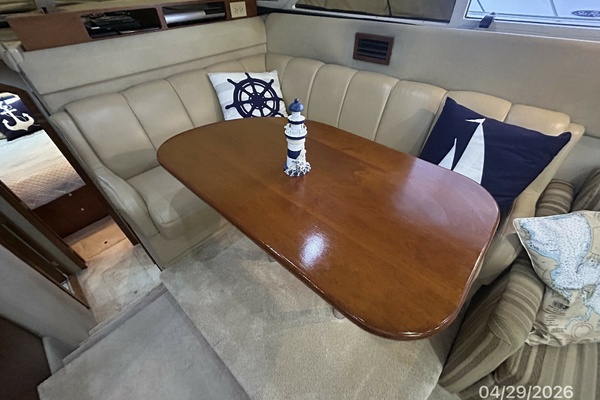 44' Cruisers salon dinette