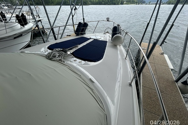 44' Cruisers foredeck2