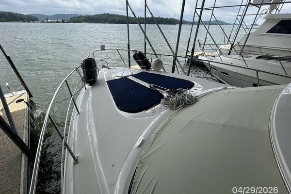 44' Cruisers foredeck1