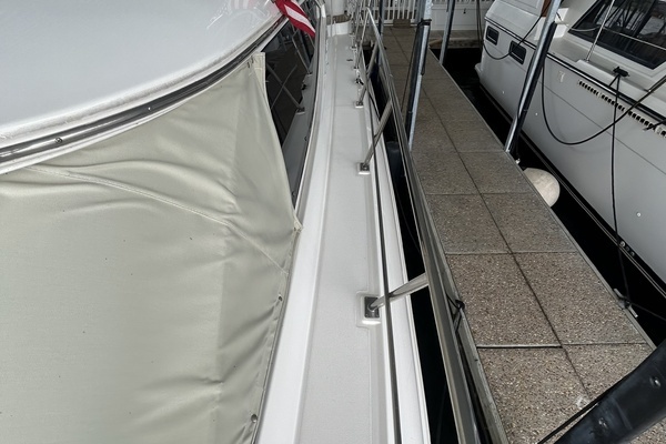 2000 Cruisers Yachts 44