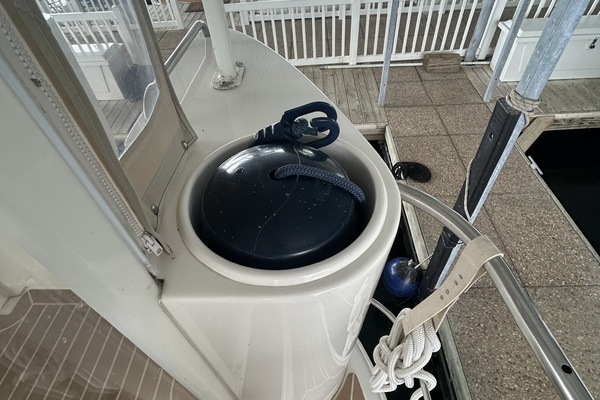 2000 Cruisers Yachts 44