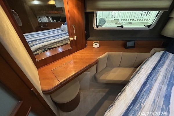 2000 Cruisers Yachts 44