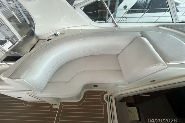2000 Cruisers Yachts 44