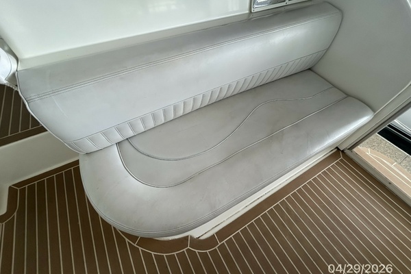 44' Cruisers sundeck forward seating
