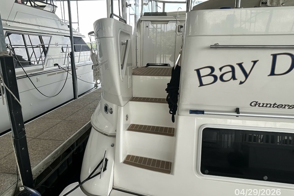 2000 Cruisers Yachts 44