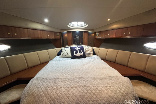 44' Cruisers forward guest stateroom