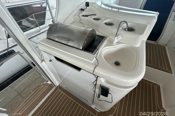 44' Cruisers sundeck wetbar