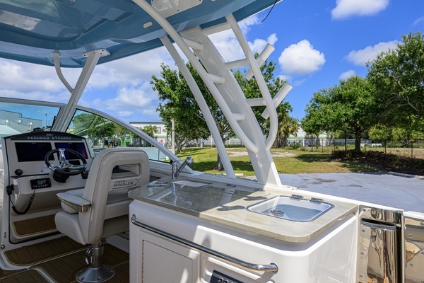 2023 Boston Whaler 32