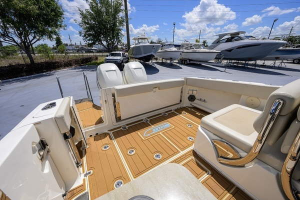 2023 Boston Whaler 32