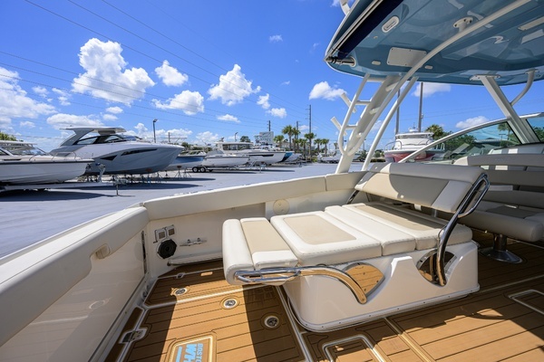2023 Boston Whaler 32