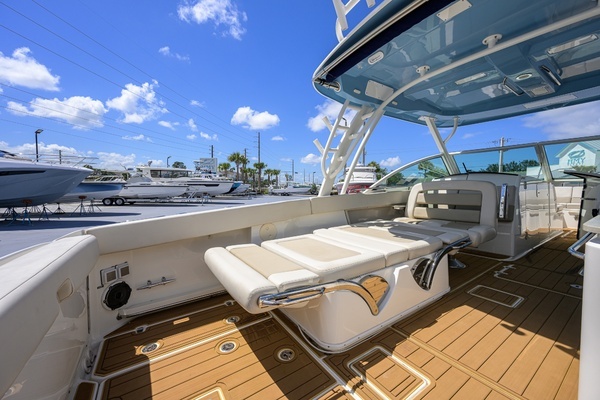 2023 Boston Whaler 32