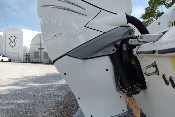 Photo of the 2006 Boston Whaler 320 Outrage "Punch List"
