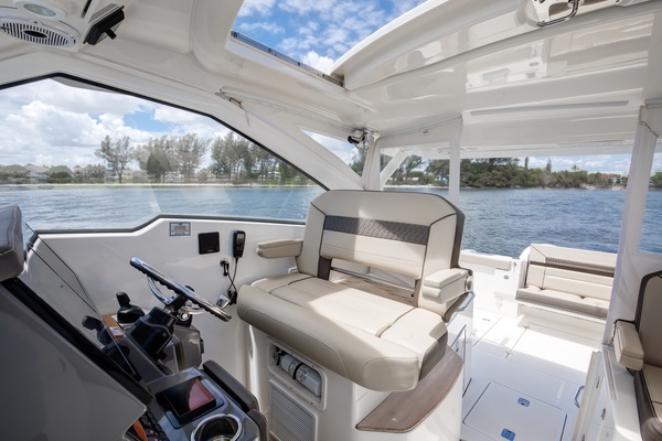 Pursuit 37 - Irish Ayes - Helm Deck, Helm Chair