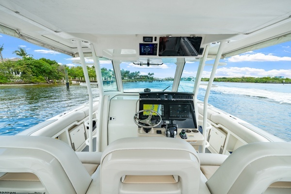 2018 Boston Whaler 38