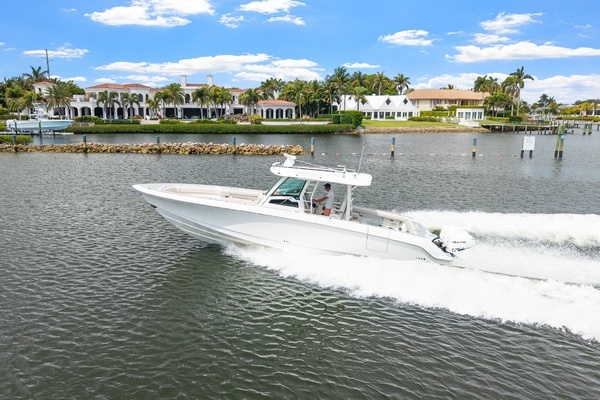 2018 Boston Whaler 38