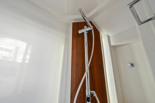 2020 Jupiter 43 SF MENACE Shower