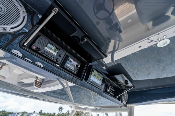 2020 Jupiter 43 SF MENACE Helm
