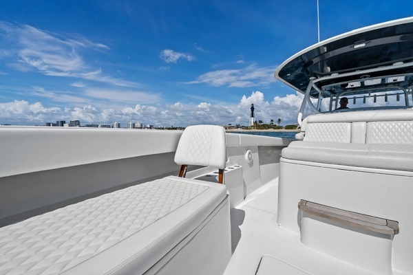 2020 Jupiter 43 SF MENACE Bow Seating