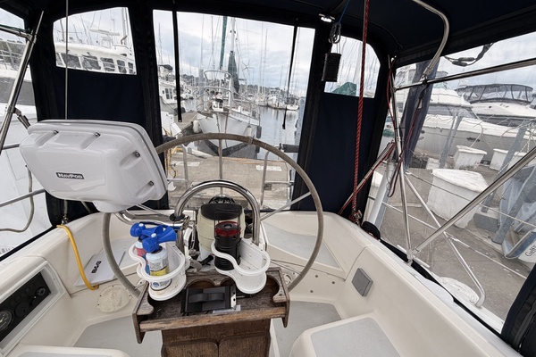 Hunter 37.5 cockpit looking aft