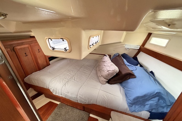 Photo of the 1990 Hunter 37.5 "Final Frontier"