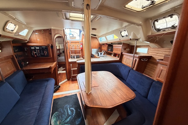 Hunter 37.5 interior facing aft
