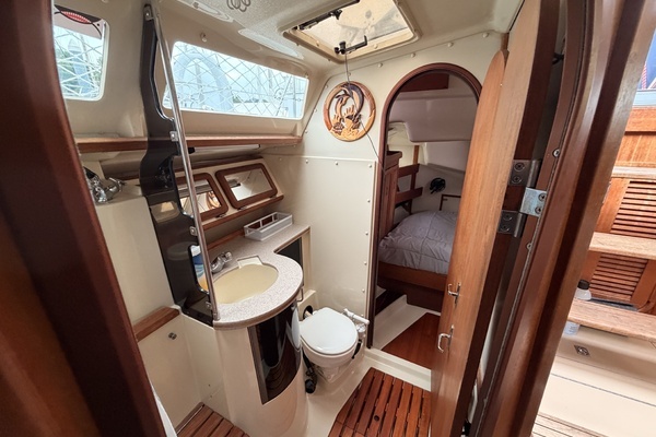 Photo of the 1990 Hunter 37.5 "Final Frontier"