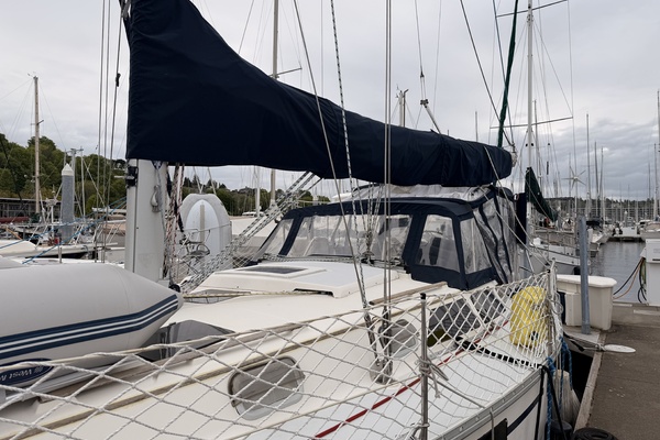 Hunter 37.5 mid-deck