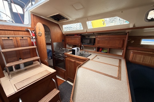 Photo of the 1990 Hunter 37.5 "Final Frontier"