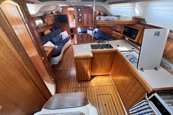 Photo of the 2002 Hunter 386 "Kalena"