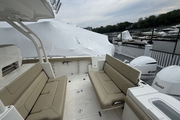 2019 Pursuit 32