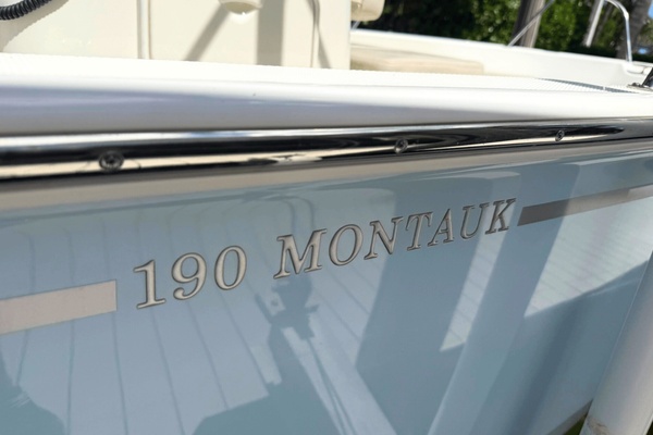 19ft Boston Whaler Yacht For Sale