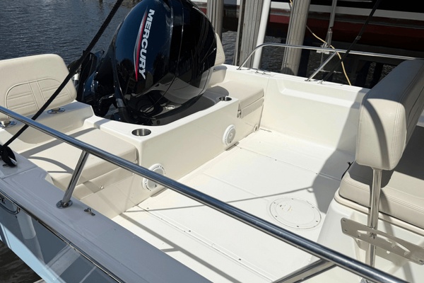 19ft Boston Whaler Yacht For Sale