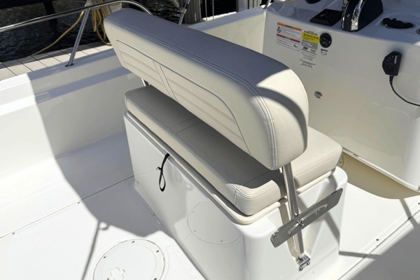 19ft Boston Whaler Yacht For Sale