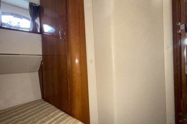 2005 Carver 46