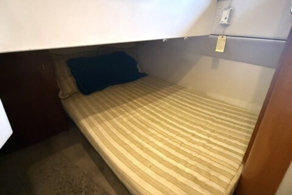 2005 Carver 46