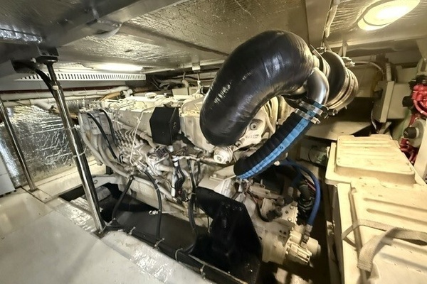 2005 Carver 46