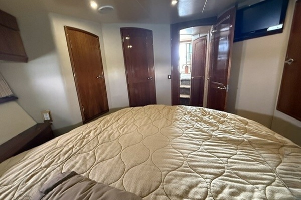 2005 Carver 46