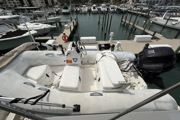 2005 Carver 46