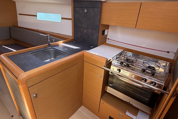 Magic 34ft Jeanneau Yacht For Sale