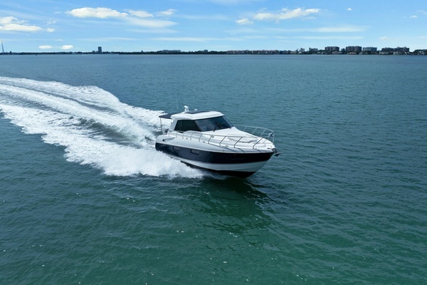 2014 Cruisers Yachts 48