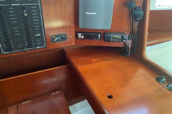 2003 Beneteau 423 nav desk