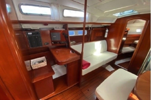 2003 Beneteau 423 nav desk and salon