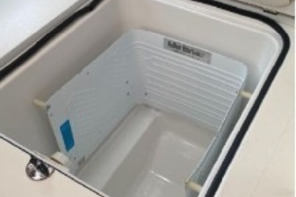 2003 Beneteau 423 freezer