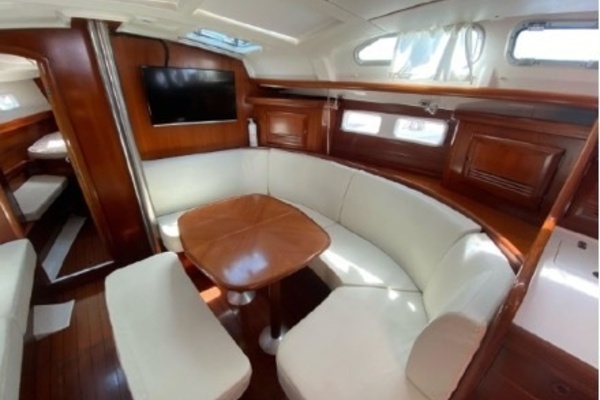 2003 Beneteau 423 salon dinette