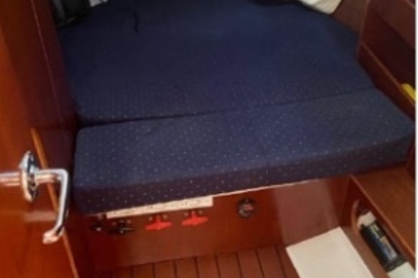 2003 Beneteau 423 stern cabin berth